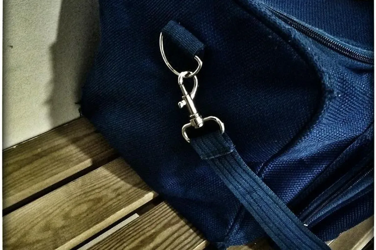 Bolsa azul de deporte sin logotipo legible