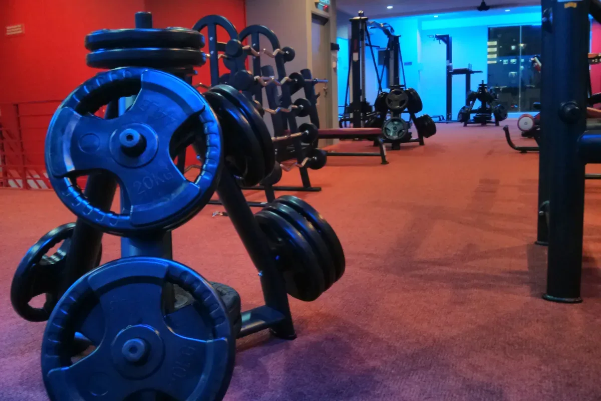 Rack de pesas en un gimnasio vacío de personas